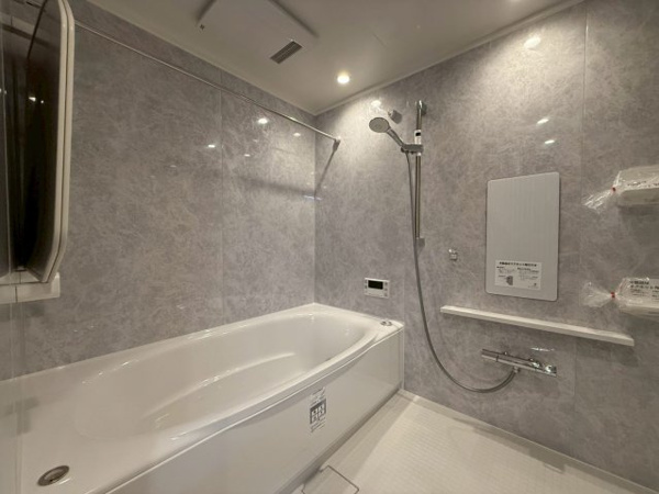 【浴室】 | 冷暖房・換気付き浴室乾燥機。