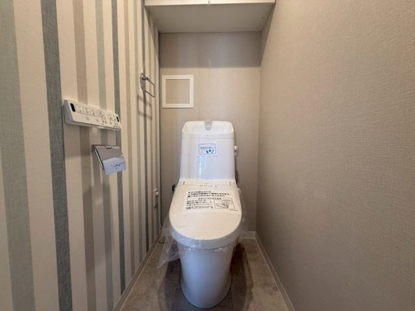 【トイレ】 | トイレ。上部に収納棚有り。