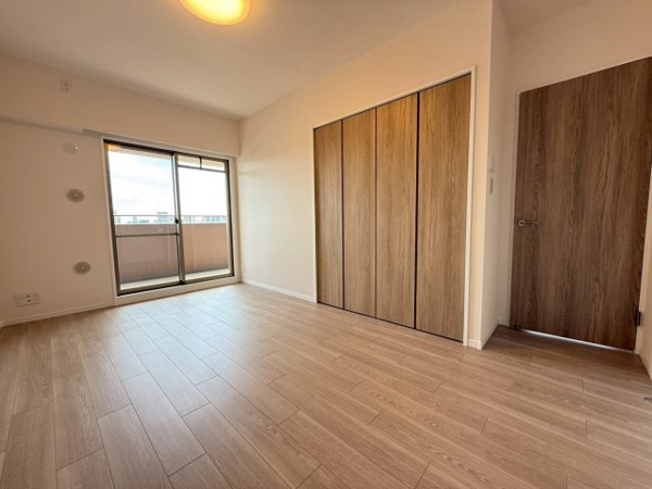 【洋室】 | 7.6帖の洋室。大型収納✖2つ有り。