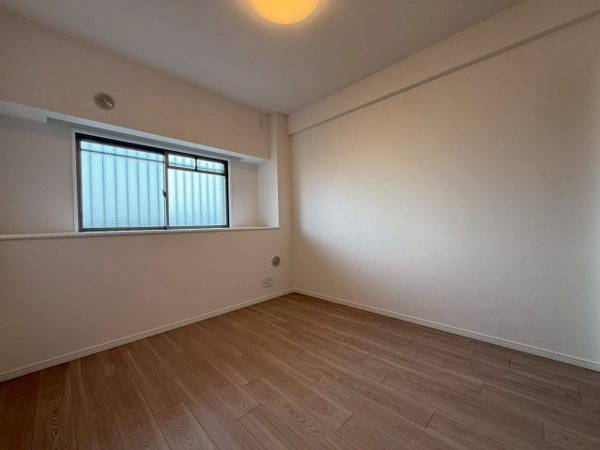 【洋室】 | 5.2帖の洋室。大型収納有り。