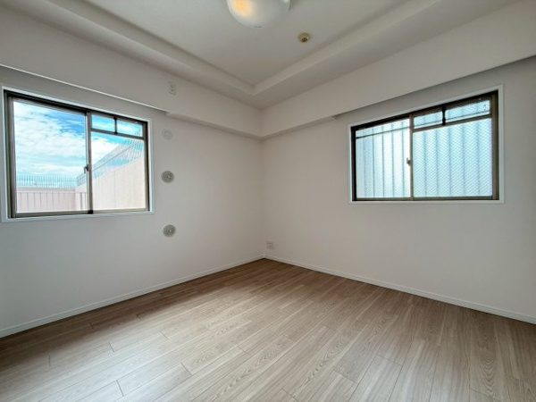 【洋室】 | 6.0帖の洋室。収納有り。