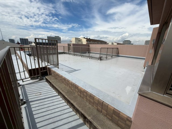 【バルコニー】 | ルーフバルコニー使用料は月額2100円です。