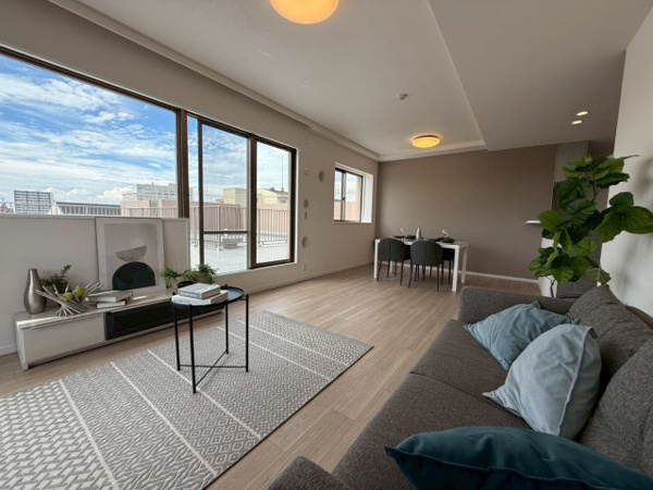 【居間・リビング】 | 広々19.0帖のLDKです。目の前にはルーフバルコニーが広がり、プライバシーが守られます。