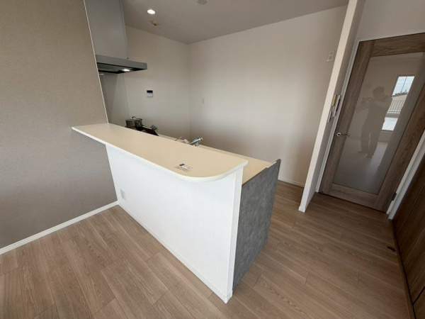 【キッチン】 | 対面カウンター付のシステムキッチンです。