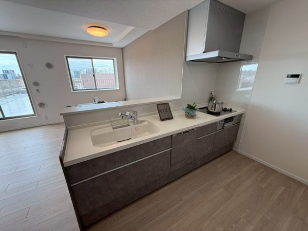 【キッチン】 | 3口ガスコンロ、食器洗浄乾燥機付きのシステムキッチンです。