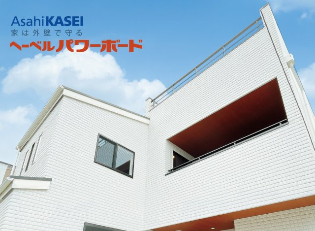 【その他】 | トラストステージ×カラーズ　新座市大和田1丁目14期　限定1棟 | 設備・仕様／耐久性・断熱性・防火性などに優れた高性能外壁材。
一般的なサイディングの2倍の厚さを持ち、木造住宅の住宅性能を高めてくれます。