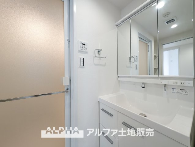 東急ドエルアルス永山Ⅱの独立洗面台|【trifold mirror】
◆三面鏡◆身支度には、歯ブラシ・コップ・化粧品類など様々な小物を使用するので散らかってしまいがち。鏡の裏収納でたっぷり収納して生活感を隠し、スタイリッシュな空間に。