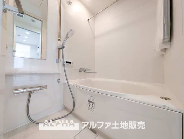 東急ドエルアルス永山Ⅱの浴室|【Bathroom】
◆浴室換気乾燥機付きUB◆雨に日でも洗濯物が乾かせ、同時に室内を乾燥させる為、カビ、汚れの発生を抑えます。暖房機機能があり冬場は入浴前に暖め可能でとても重宝します。