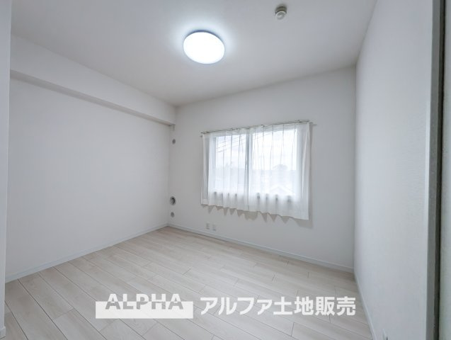 東急ドエルアルス永山Ⅱの洋室|【room】
◆居室◆光に包まれるように設計された空間。太陽の光が爽やかな目覚めを誘い、良い一日を予感させてくれます。