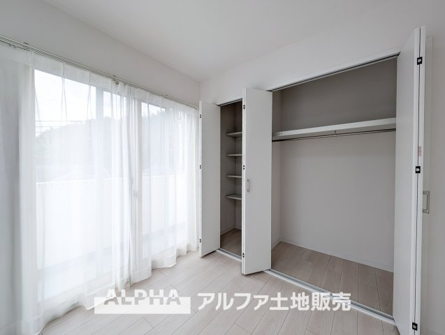 東急ドエルアルス永山Ⅱの収納|【closet】
◆クロゼット◆各居室のクロゼットは大好きな服、大事なバッグやアクセサリー、そして大切な思い出の品々。そんなものを傍らにそっと置いておきたい場所です。