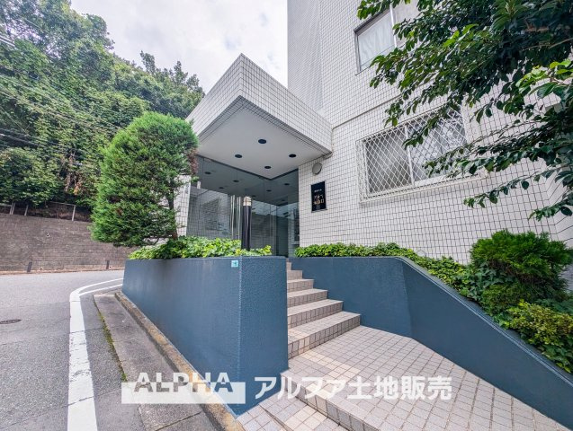東急ドエルアルス永山Ⅱのエントランス|【Entrance】
◆エントランス◆重厚なドアーとロックらタイルのエントランスが住まう人を迎えてくれる。扉を開けると温もりと幸せと楽しさいっぱいの我が家に帰る事が出来る安心感。