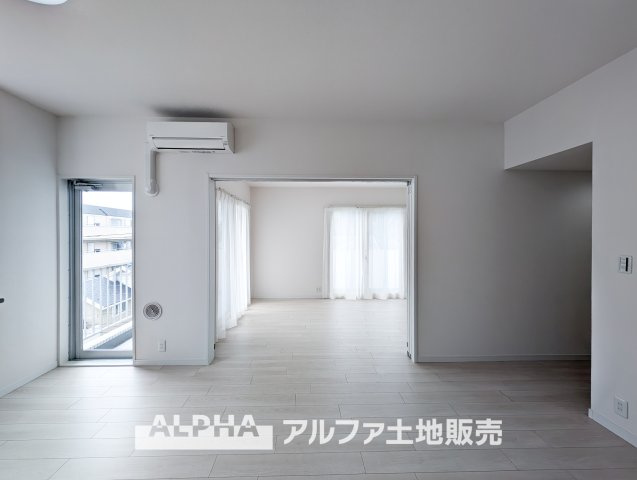 東急ドエルアルス永山Ⅱの居間・リビング|【Space of cure】
◆癒しの空間◆室内構成に拘り採光とセンスを散りばめた空間。それは『柔らかさ』に似た素敵な居場所。そこに暮らす人のことを考えつくり出したものは『癒し』という心地よい居場所