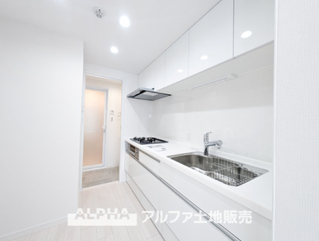 東急ドエルアルス永山Ⅱのキッチン|【Kitchen Top】
◆キッチンTOP◆は大理石調の滑らかですべすべした表面を採用。ホワイト・キッチンTOPで調理しテーブルに並べる。食する料理に家族が舌鼓を打ち自然と笑いが絶えない場所になる。