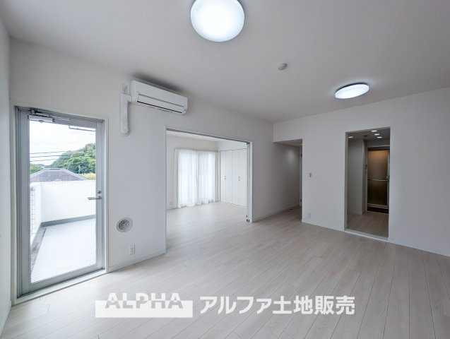 東急ドエルアルス永山Ⅱの居間・リビング|【The situation】
◆シチュエーション◆リビングルームのドアを開くと、窓から飛び込むのは緑と光の風光明媚な景色。僕の目に映るは、ここで家族と会話をワイワイガヤガヤ楽しんでいる様子。