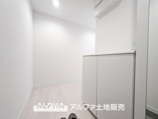 東急ドエルアルス永山Ⅱの玄関|【Entrance】
◆玄関◆大きな姿見は「行ってきます」の気を引き締め、大きなシューズクロークはお気に入りの1足をしまう大切な場所。ダウンライトにまばゆく照らされた大きく開放的なエントランス。