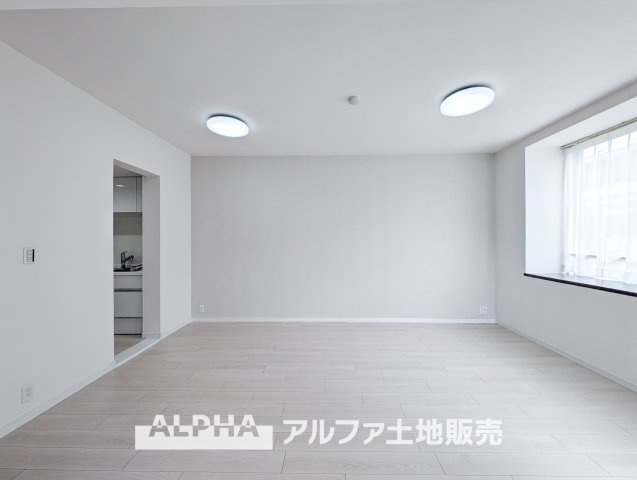 東急ドエルアルス永山Ⅱの居間・リビング|【Livingroom】
◆爽やかな空間◆窓をあけるとリビングに通り抜ける清々しく心地よい冷涼なそよ風がこの空間を涼しくしてくれる。風通しの良さは人にとっても家にとっても健康的で気持ちいいものです。