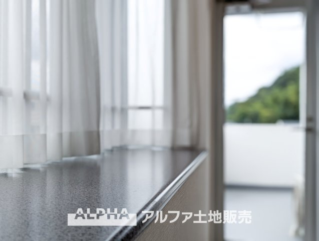東急ドエルアルス永山Ⅱの居間・リビング|【Comfortable living】
◆居心地のいい暮らし◆には欠かせない眩い採光。ゆったりとした幅の窓からこの空間に降り注ぐ採光が絶えない。明るいリビングこそ居心地のいい暮らしが待っていると思う