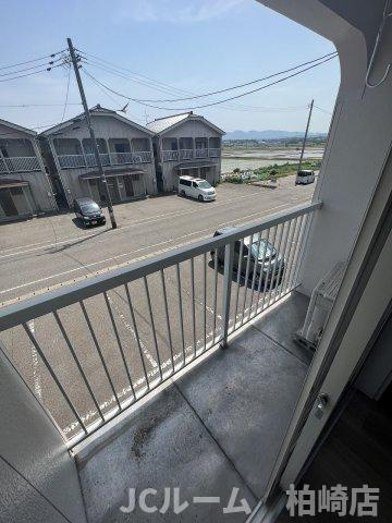 柏崎市城東２丁目のアパートのバルコニー