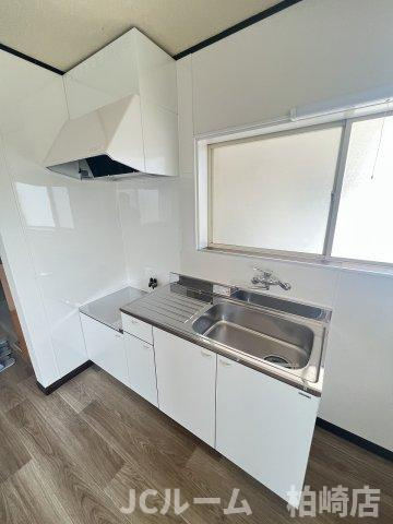 柏崎市城東２丁目のアパートのキッチン