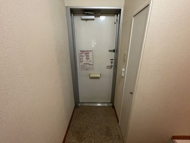 レオパレスパインマノワールの玄関