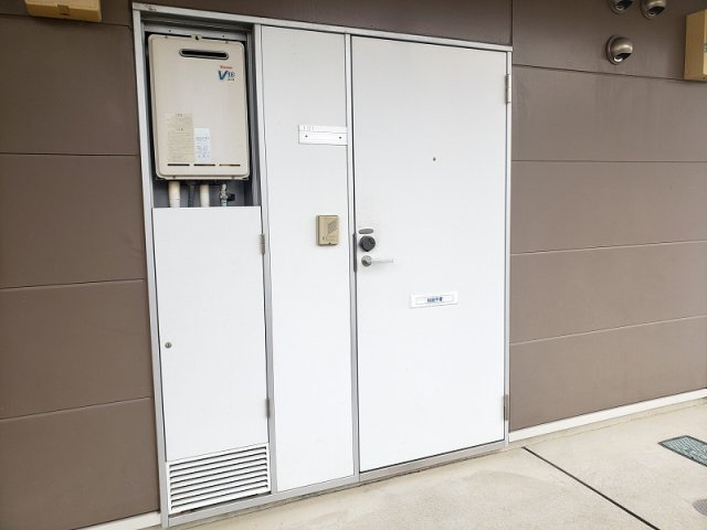 レオパレスパインマノワールの玄関