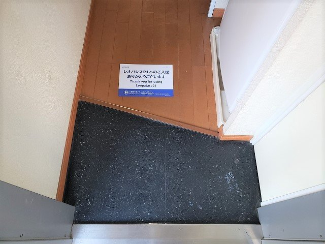 レオパレスセジュールの玄関