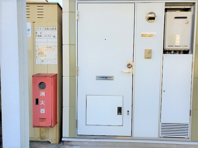 レオパレスプリムローズの玄関