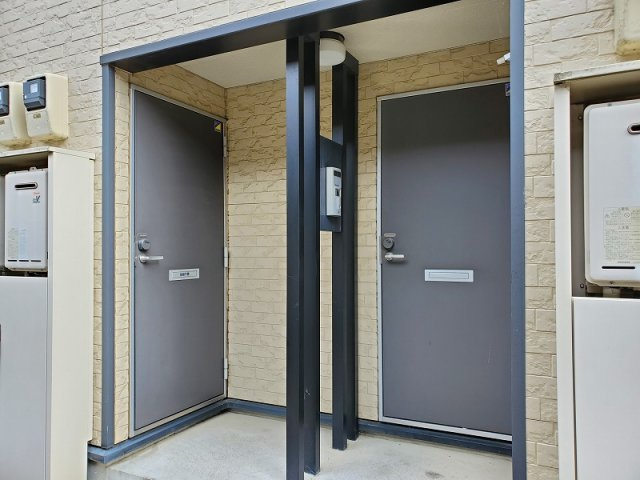 レオパレスプロシードの玄関