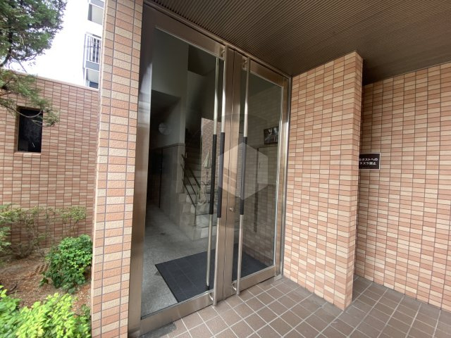 東大阪市長堂３丁目の賃貸マンションのエントランス