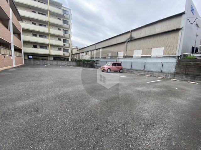 東大阪市長堂３丁目の賃貸マンションの駐車場