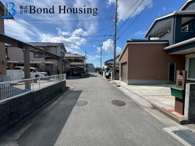 シャッターガレージ付き・５LDK・魚住町清水　築６年の前面道路含む現地写真