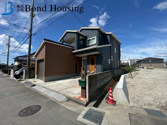 シャッターガレージ付き・５LDK・魚住町清水　築６年の前面道路含む現地写真