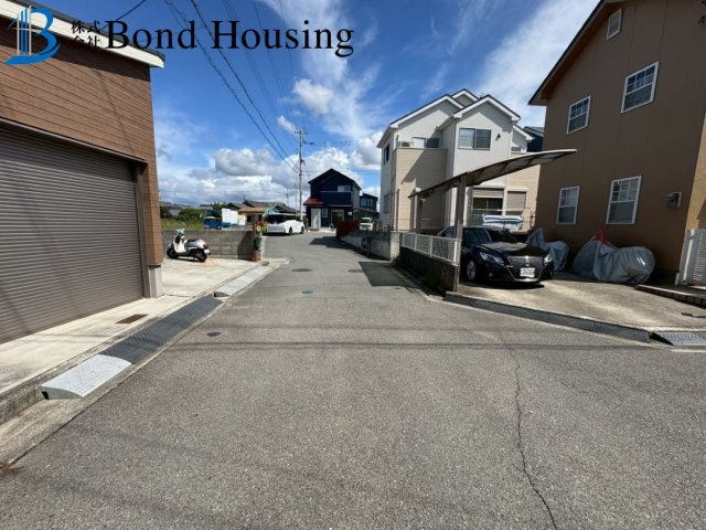シャッターガレージ付き・５LDK・魚住町清水　築６年の前面道路含む現地写真