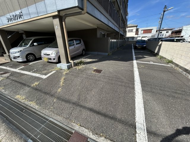 シャトルウッドの駐車場