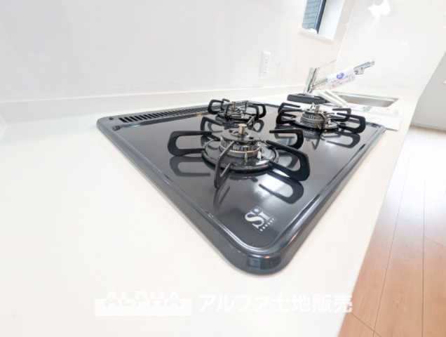 ~多摩連光寺3丁目~Newly built houseのキッチン|【Gas range】
◆ガスレンジ◆お料理のあとはさっと拭くだけで綺麗になる。お手入れも簡単に、見た目も綺麗に。奥様の負担を軽減します。