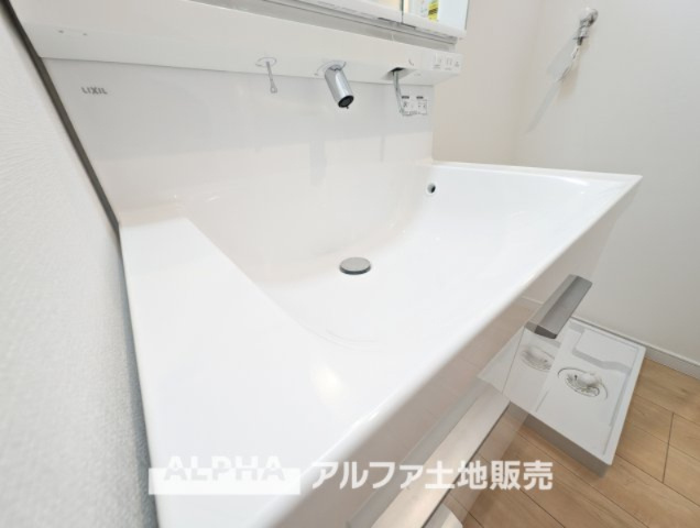 ~多摩連光寺3丁目~Newly built houseの独立洗面台|【trifold mirror】
◆三面鏡◆身支度には、歯ブラシ・コップ・化粧品類など様々な小物を使用するので散らかってしまいがち。鏡の裏収納でたっぷり収納して生活感を隠し、スタイリッシュな空間に。