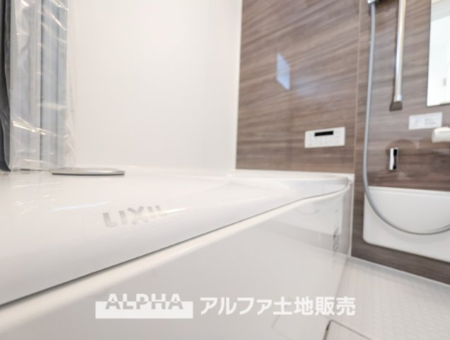 ~多摩連光寺3丁目~Newly built houseの浴室|【Bathroom】
◆浴室換気乾燥機付きUB◆雨に日でも洗濯物が乾かせ、同時に室内を乾燥させる為、カビ、汚れの発生を抑えます。暖房機機能があり冬場は入浴前に暖め可能でとても重宝します。