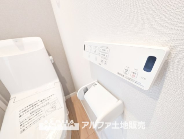 ~多摩連光寺3丁目~Newly built houseのトイレ|【Warm water flush toilet】
◆温水洗浄便座付きトイレ◆お掃除も楽々。快適に過ごすためには今や欠かせない設備の一つです。壁掛けリモコンで使いやすくいつでも清潔に保てます。