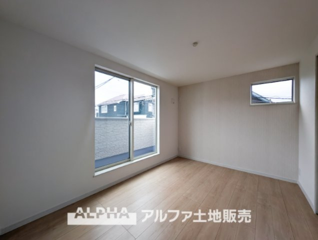 ~多摩連光寺3丁目~Newly built houseの洋室|【The faint smell】
◆仄かな匂い◆キラリと光るドアノブに手をあて扉を開くと、眩い光に照らされたリビングルームと僕たち家族の優しい香りが仄かに立ち込めている。そんな温もりを感じる。