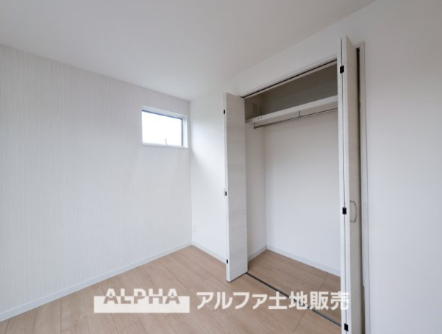~多摩連光寺3丁目~Newly built houseの収納|【closet】
◆クロゼット◆各居室のクロゼットは大好きな服、大事なバッグやアクセサリー、そして大切な思い出の品々。そんなものを傍らにそっと置いておきたい場所です。