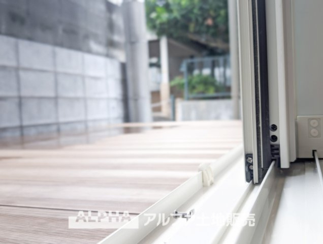 ~多摩連光寺3丁目~Newly built houseの庭|【Wood deck】
◆ウッドデッキ◆リビングから続くウッドデッキは空間を広げ、休日には友達を呼んで楽しい時間と会話が始まる場所。時を忘れ語らい楽しむ。束の間の幸せを感じさせてくれるそんな場所になる