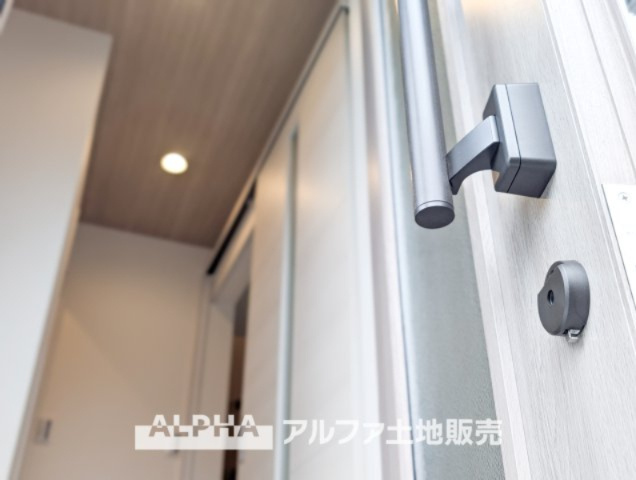 ~多摩連光寺3丁目~Newly built houseの玄関|【Entrance】
◆玄関◆夜間お帰り時、鍵の挿入口は蛍光の為、自然に発光し簡単に挿入可能。またセキュリティサムターンなどピッキング対策に優れた防犯対策がされたセキュリティー面でも安心な玄関です。