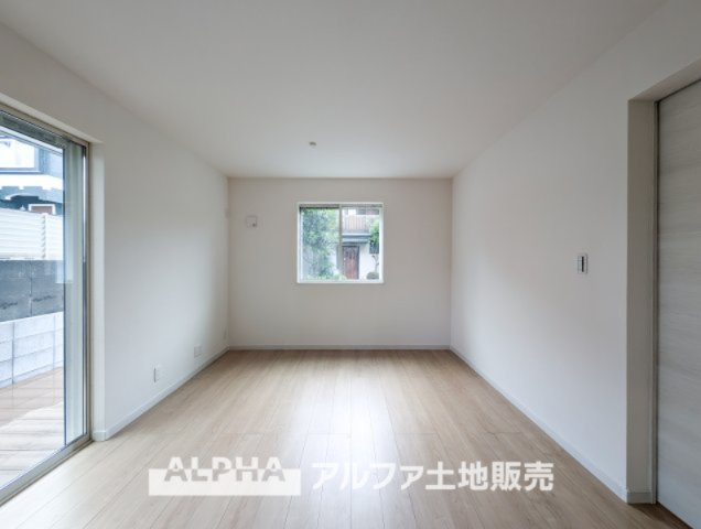 ~多摩連光寺3丁目~Newly built houseの居間・リビング|【Going home】
◆帰宅◆リビングルームのドアを開き『ただいま～』と声をかける私。呼応するように『おかえり～』と明るい声で返す家族達。その声が聞える瞬間こそ温もりを感じるとても幸せの時間