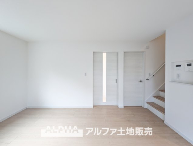 ~多摩連光寺3丁目~Newly built houseの居間・リビング|【Space of cure】
◆癒しの空間◆室内構成に拘り採光とセンスを散りばめた空間。それは『柔らかさ』に似た素敵な居場所。そこに暮らす人のことを考えつくり出したものは『癒し』という心地よい居場所