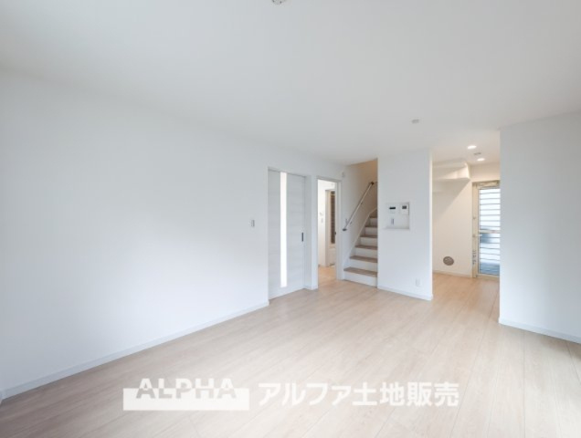 ~多摩連光寺3丁目~Newly built houseの居間・リビング|【Comfortable living】
◆居心地のいい暮らし◆には欠かせない眩い採光。ゆったりとした幅の窓からこの空間に降り注ぐ採光が絶えない。明るいリビングこそ居心地のいい暮らしが待っていると思う
