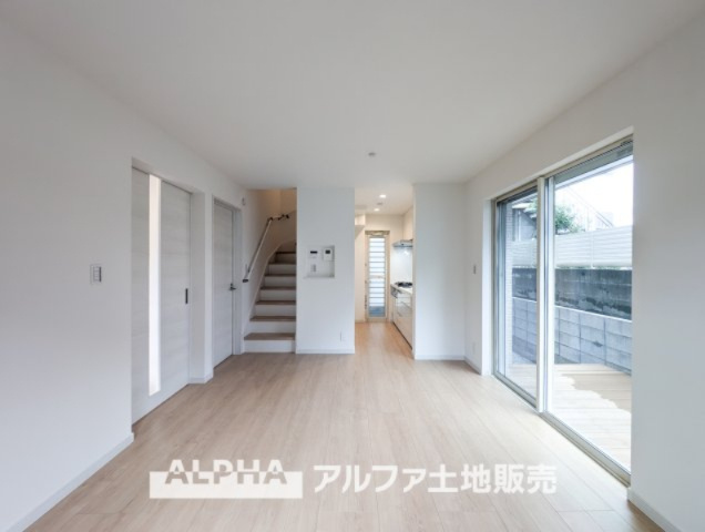 ~多摩連光寺3丁目~Newly built houseの居間・リビング|【Living room】
◆時を忘れる場所◆ここにはみんなが集い、食事と楽しい会話が始まる。話に夢中になりすぎて、ついつい時を忘れ夜半過ぎになってしまう。そんな束の間の幸せを感じさせてくれる場所。