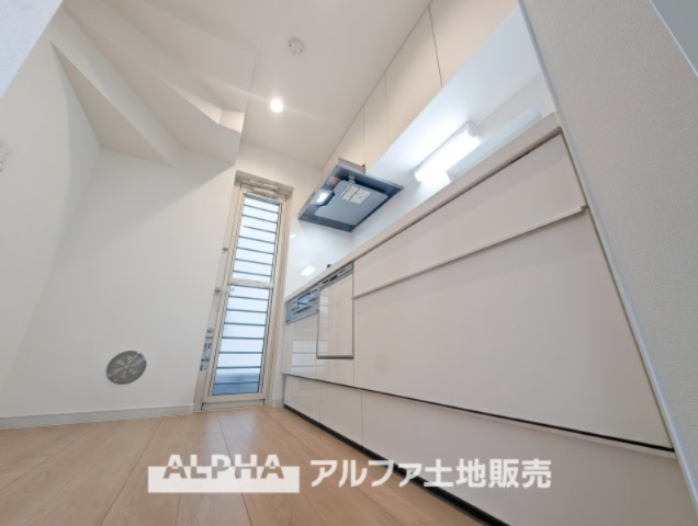 ~多摩連光寺3丁目~Newly built houseのキッチン|【Otemachi】
◆勝手口◆キッチンからガーデンへと続く扉は採光と爽やかな風の流れるドアーはあると嬉しい装備の一つです。