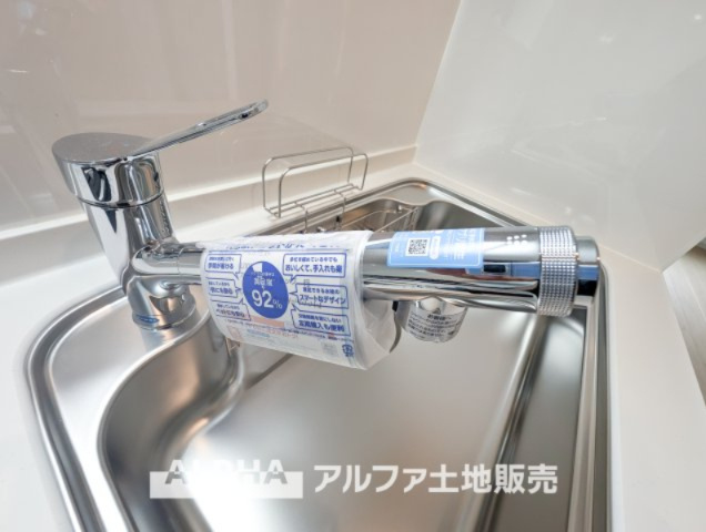 ~多摩連光寺3丁目~Newly built houseのキッチン|【Water cleaner】
◆浄水器◆蛇口から流れ出すお水はクリーンでいつも楽しめます。また浄水器内臓シャワー混合栓なので場所取らずのスッキリとしたスタイルです。