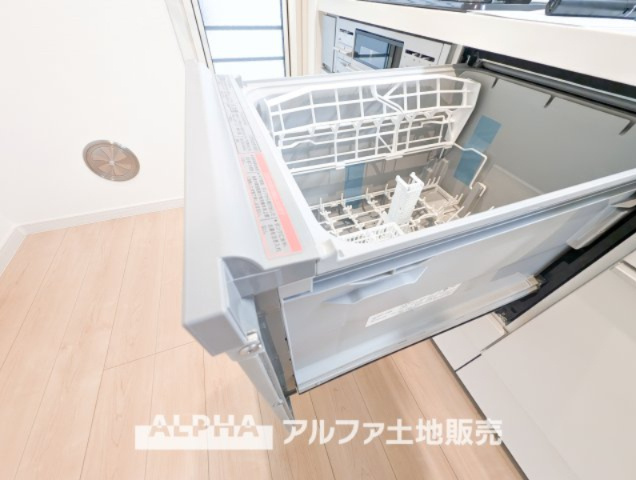 ~多摩連光寺3丁目~Newly built houseのキッチン|【Food washing machine】
◆食洗機◆お子様の面倒を見れる時間が増え時短になります。加えて手荒れも防げてしかも節水が高い為、大変人気があり重宝します。