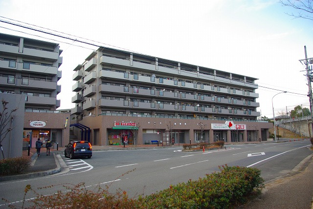 ローレルスクエア高の原店舗の外観